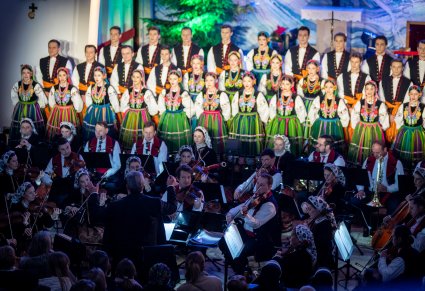 Chór, orkiestra i dyrygent podczas koncertu
