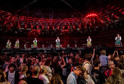 Artystki w kostiumach łowickich podczas koncertu na PGE Narodowy