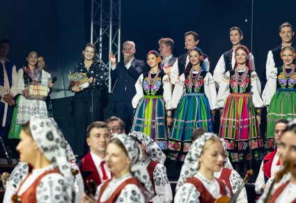Na scenie część Artystów Chóru w kostiumach łowickich wraz z Przedstawicielami Gminy Zbuczyn