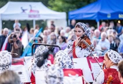 Koncertmistrzyni i część orkiestry w kostiumach wilanowskich, na początku koncertu