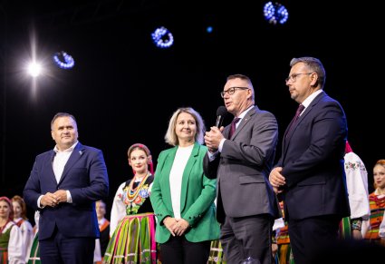 Gospodarze koncertu podczas przemawiania na scenie