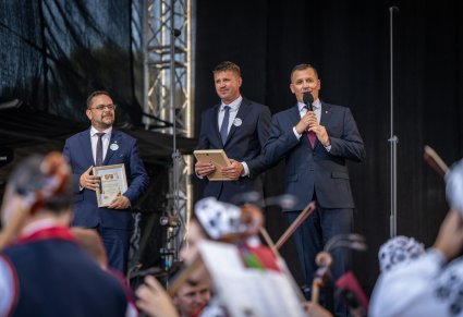 Organizatorzy podczas przemówień na początku koncertu