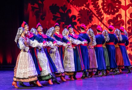 Tancerze w kostiumach wilanowskich na scenie