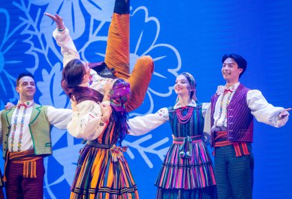 Tancerz w kostiumie opoczyńskim w akrobacji tanecznej