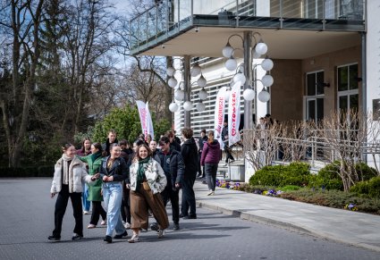 Grupa ludzi wychodząca z matecznika zespołu "Mazowsze"