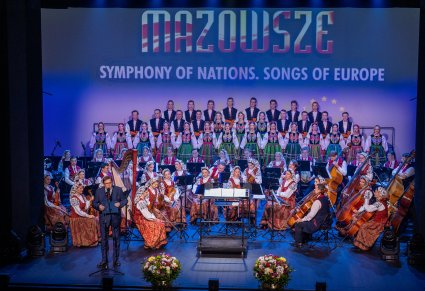 Orkiestra i chór przed koncertem podczas przemówienia