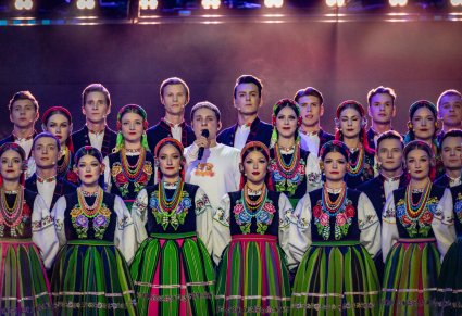 Część chóru w kostiumach łowickich, razem z widocznym pośrodku Ralphem Kamińskim