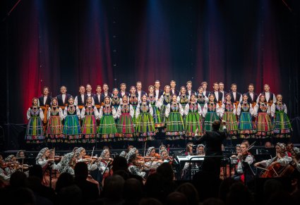 Chór, orkiestra i dyrygent podczas koncertu