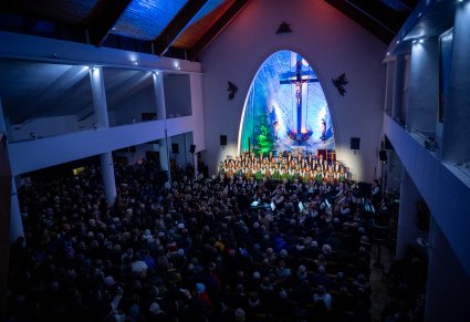 Kościół podczas koncertu, widoczna widownia, chór i orkiestra