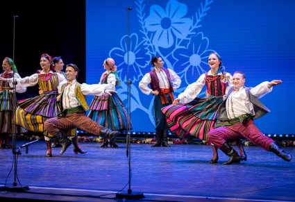 Tancerze w kostiumach opoczyńskich w figurach tanecznych