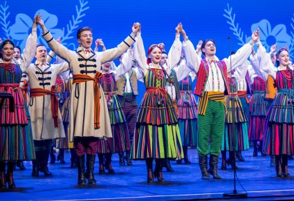 Grupa tancerzy w kostiumach opoczyńskich na scenie