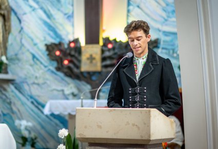 Artysta Zespołu "Mazowsze" podczas przemowy na mszy