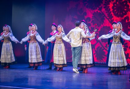 Tancerze w kostiumach wilanowskich na scenie