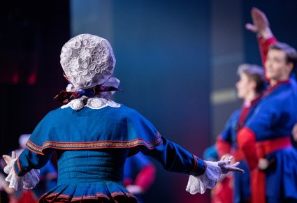 Zbliżenie na tancerkę w kostiumie kujawskim