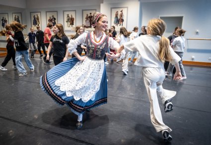 Artystka w kostiumie kaszubskim tańcząca z dziewczynką