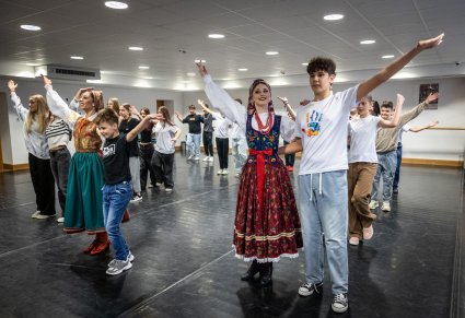 Artystki z dziećmi podczas warsztatów tanecznych