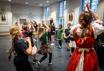 Artystka z dziećmi podczas warsztatów tanecznych