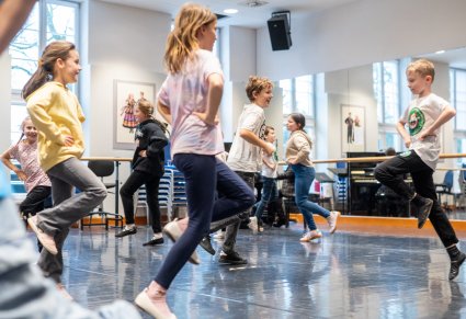 Dzieci na sali podczas warsztatów tanecznych