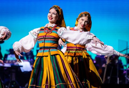 Tancerki w kostiumach łowickich na scenie