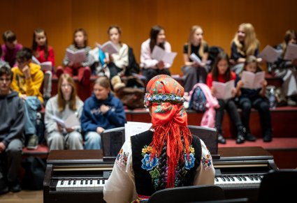 Artystka z dziećmi podczas warsztatów wokalnych