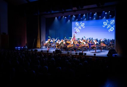 Tancerze na scenie w układzie finałowym, widoczna widownia