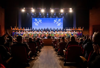 Widok z widowni na scenę z zespołem Mazowsze w finałowych ukłonach