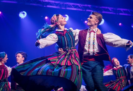 Zbliżenie na parę w kostiumie opoczyńskim w obrocie