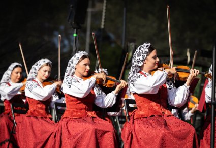 Skrzypaczki orkiestry w kostiumach wilanowskich