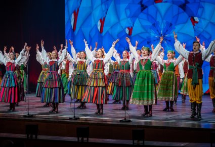 Artyści zespołu "Mazowsze" w układzie otwierającym koncert