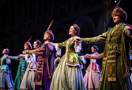 Artyści na scenie wykonujący choreografię taneczną w kontuszach