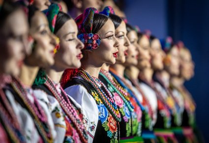 Zbliżenie na artystki chóru podczas koncertu