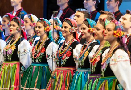 Zbliżenie na Artystów Chóru w kostiumach łowickich