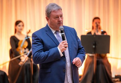 Dyrektor przemawiający podczas otwarcia wystawy