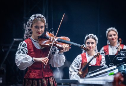 Zbliżenie na skrzypaczkę podczas koncertu