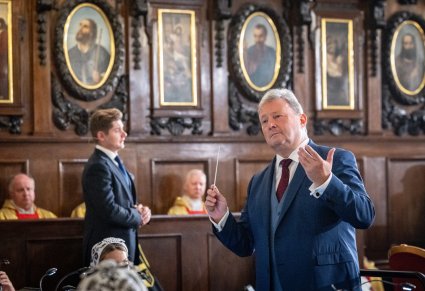 Zbliżenie na Dyrygenta z Batutą oraz Solistę