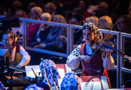 Zbliżenie na skrzypaczkę podczas koncertu