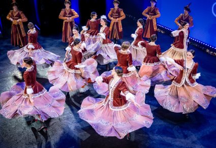 Artyści w kontuszach podczas układu na scenie