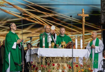 Odprawianie Mszy na Dożynkach w Solecznikach