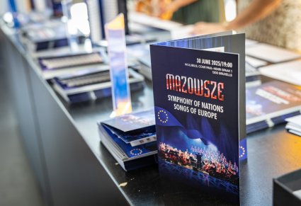 Materiał marketingowy w formie składanej ulotki, na stronie przedniej widoczny jest napis