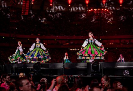 Artystki w kostiumach łowickich podczas koncertu na PGE Narodowy