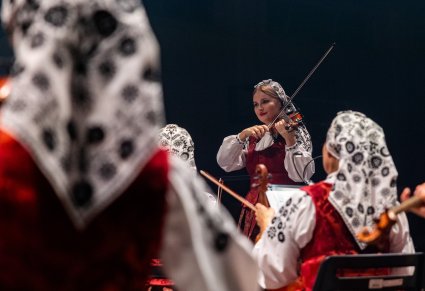 Zbliżenie na skrzypaczkę podczas koncertu