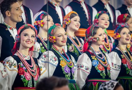 Zbliżenie na Artystów Chóru w kostiumach łowickich