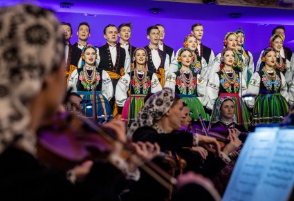 Zbliżenie na orkiestrę i chór podczas koncertu