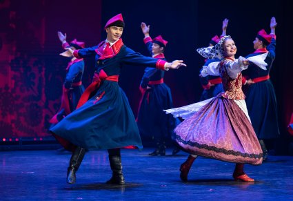 Zbliżenie na parę taneczną w kostiumach wilanowskich na scenie