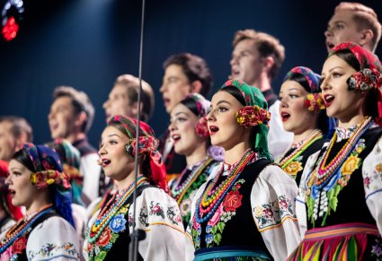 Zbliżenie na Artystki Chóru w kostiumach łowickich