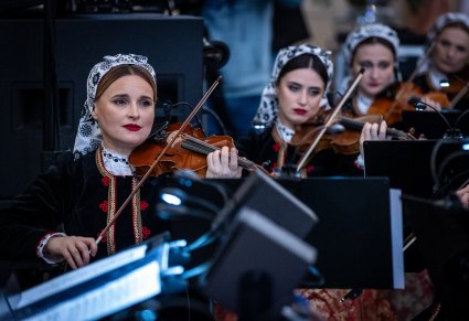 Zbliżenie na skrzypaczki podczas koncertu