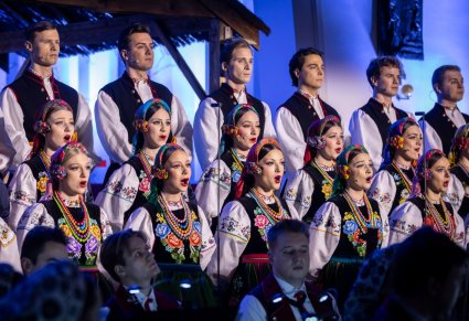 Chór w kostiumach łowickich podczas występu w kościele
