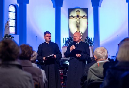 Duchowny wygłaszający przemówienie przed koncertem