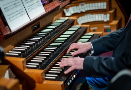 Zbliżenie na mężczyznę grającego na organach