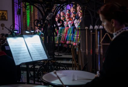 Chór i orkiestra Zespołu "Mazowsze" w trakcie występu w Parafii Katedralnej pw. św. Michała Archanioła i św. Floriana Męczennika w Warszawie